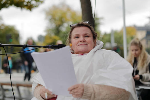 Maria Johansson – funktionshinderpolitisk debattör, arbetar för Fonden för mänskliga rättigheter, bakgrund i funktionshinderrörelsen och civilsamhället, ordförande för FQ #Enavalla