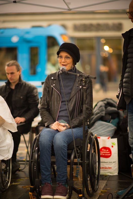 Yasmin Nilson – journalist, poddare och mediaproducent med fokus mångfald. Använder rullstol sedan en dykolycka som 15-åring. #Enavalla